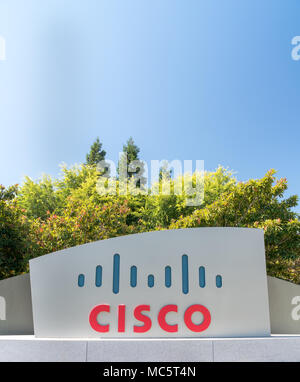 SAN JOSE, CA/USA - 30. JULI 2017: Cisco Corporate Headquarter und Logo. Stockfoto
