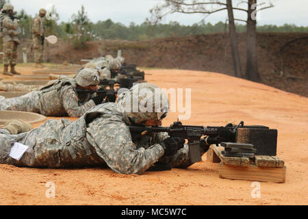 Soldaten in der medizinischen Karriere Management Feld Feuer eine M4 Carbine Gewehr während einer Reihe von Fort Stewart, Ga, 26. März 2018. Die Qualifikation war eine von mehreren Veranstaltungen während der regionalen Gesundheit Befehl - Atlantic besten Krieger Wettbewerb. Stockfoto