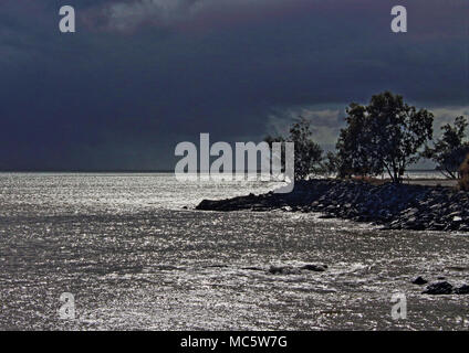 Dunklen Intervall als squall leitet Ellis Beach, Cairns FNQ Australien Stockfoto