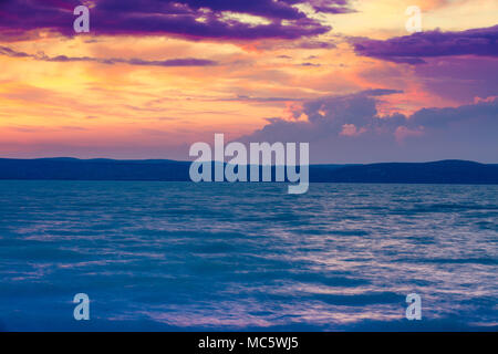 Stürmischen Regenwetter bei Sonnenuntergang am Meer.  Plattensee, Ungarn Stockfoto