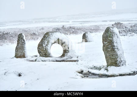 Männer ein Tol. Antike Stätte. Seltene Schnee in Cornwall, Fotos, die zwei Wochen vor Ostern 2018 Stockfoto