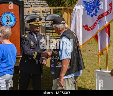 Der Adjutant General von Florida, Generalmajor Michael ein Calhoun begrüßt Home a Vietnam Veteran nach einer Zeremonie zum Gedenken an den 50. Jahrestag der Vietnam Krieg am 29. März. Us-Armee Brig. Gen. (Ret) Richard Capps, der ehemalige Assistent Adjutant General-Army der Florida National Guard und Vertreter Ted Yoho, Florida's 3 Kongreßbezirk diente als Redner bei der Veranstaltung. Stockfoto