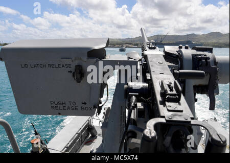 Ein Mark VI Patrouillenboot, an die in den Küstenzonen Riverine Group (CRG) 1, Transite Apra Harbor, auf dem Weg in die Philippinische See, ein Team zu leiten - Serviert Waffen Qualifikation, 12. April 2018 zugewiesen. CRG-1, Det. Guam, ist in der Lage, leitende Maritime Security Operations in das gesamte Spektrum der Naval, Joint und Combined Operations. Es bietet zusätzliche Funktionen von Port Security, Security, und theater Sicherheit Zusammenarbeit rund um die US-Flotte 7 Bereich der Operationen. (U.S. Marine bekämpfen Kamera Foto von Mass Communication Specialist 1. Klasse Cory Asato) Stockfoto