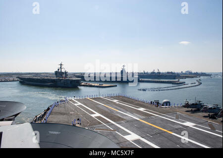 180411-N-UJ 486-438 NORFOLK (11. April 2018) Segler die Schienen Mann an Bord der Flugzeugträger USS Harry S. Truman (CVN 75) während der Abfahrt des Schiffes von HOMEPORT. Harry S. Truman wird derzeit als das Flaggschiff der Harry S. Truman Carrier Strike Group umfasst; die geführte-missile Cruiser USS Normandie (CG60), und die Geführten - Flugzerstörer USS Arleigh Burke (DDG51), USS Bulkeley (DDG84), USS Farragut (DDG99), USS Forrest Sherman (DDG98), USS der Sullivans (DDG68), USS Winston S. Churchill (DDG81) für einen geplanten Einsatz. (U.S. Marine Foto von Mass Communication Specialist 3 Stockfoto