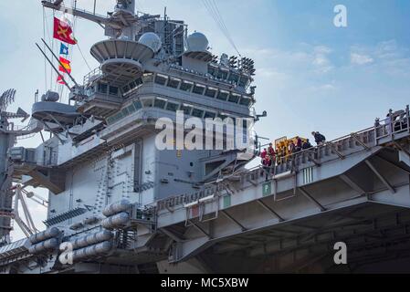 180411-N-SO 730-0024 (11. April 2018) Seeleute von dem Flugzeugträger USS Harry S. Truman (CVN 75) das Schiff für seine 2018 Deployment abzuweichen. Harry S. Truman wird derzeit als das Flaggschiff der Harry S. Truman Carrier Strike Group umfasst; geführte-missile Cruiser USS Normandie (CG-60) und geführte - Flugzerstörer USS Arleigh Burke (DDG-51), USS Bulkeley (DDG-84), USS Farragut (DDG-99), USS Forrest Sherman (DDG-98), USS der Sullivans (DDG-68), USS Winston S. Churchill (DDG-81) für eine regelmäßig geplante Bereitstellung. (U.S. Marine Foto von Massenkommunikation Spezialist 3r Stockfoto