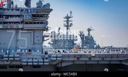 180411-N-SO 730-0159 (11. April 2018) Matrosen an Bord der Flugzeugträger USS Harry S. Truman (CVN 75) die Schienen Mann während Ausgangslage für das Schiff 2018 Bereitstellung. Harry S. Truman wird derzeit als das Flaggschiff der Harry S. Truman Carrier Strike Group umfasst; geführte-missile Cruiser USS Normandie (CG-60) und geführte - Flugzerstörer USS Arleigh Burke (DDG-51), USS Bulkeley (DDG-84), USS Farragut (DDG-99), USS Forrest Sherman (DDG-98), USS der Sullivans (DDG-68), USS Winston S. Churchill (DDG-81) für eine regelmäßig geplante Bereitstellung. (U.S. Marine Foto von Massenkommunikation Spezialist Stockfoto