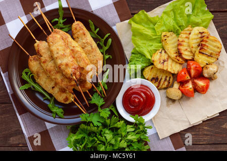 Gegrilltes Fleisch am Spieß - Lula Kebab. Die traditionelle Speise des Kaukasus, in Zentralasien und in der Türkei. Gegrilltes Gemüse. die Ansicht von oben Stockfoto