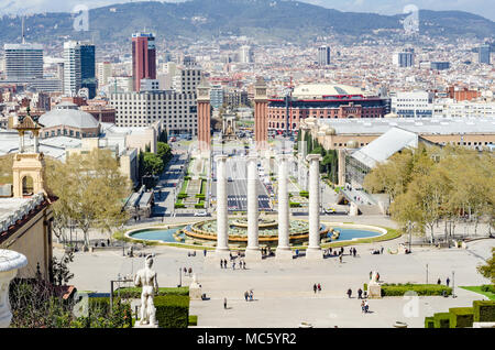 Ein Blick auf die Avinguda de la Reina Maria Cristina in Richtung der venezianischen Türmen in Barcelona, Spanien. Stockfoto