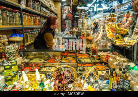 Ein Stall verkaufen Gewürze im La Boqueria in Barcelona. Stockfoto