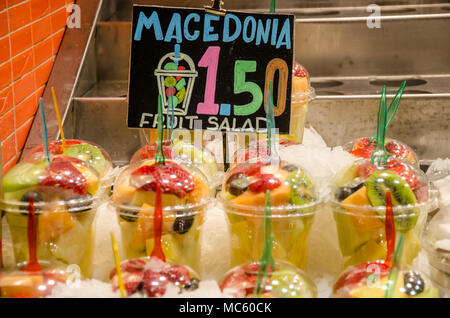 Frisches Obst auf Verkauf am Marktstand. Stockfoto