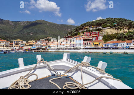 Parga Epirus - Griechenland. Panoramablick von Parga, während wir nähern uns in die Stadt mit dem traditionellen Boot einer gebürtigen Mann wer organisiert das Meer Touren