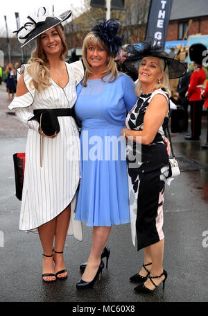 Weibliche racegoers während Damen Tag des 2018 Randox Gesundheit Grand National in Aintree Racecourse, Liverpool. Stockfoto