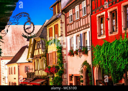 Traditionelle bunte Häuser in Riquewihr, Elsass, Frankreich. Stockfoto
