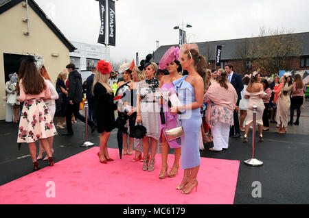 Weibliche racegoers während Damen Tag des 2018 Randox Gesundheit Grand National in Aintree Racecourse, Liverpool. Stockfoto