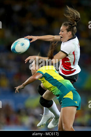 England's Emily Scarratt (rechts) und Australiens Charlotte Caslick (unten), die in Aktion während der Frauen Pool runden Pool B Gleiches an Robina Stadion bei Tag neun der Commonwealth Games 2018 in der Gold Coast, Australien. Stockfoto