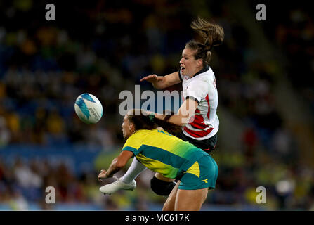 England's Emily Scarratt (rechts) und Australiens Charlotte Caslick (unten), die in Aktion während der Frauen Pool runden Pool B Gleiches an Robina Stadion bei Tag neun der Commonwealth Games 2018 in der Gold Coast, Australien. Stockfoto