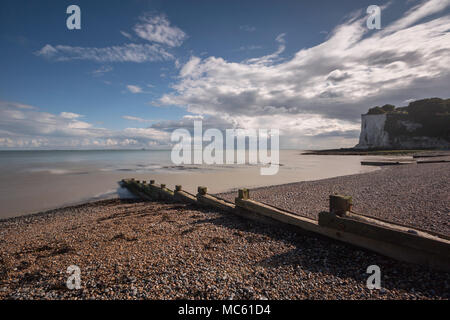 Lange Belichtung in St. Margaret's Bay auf dem englischen Kanal, Dover, Kent, Großbritannien mit den Weißen Felsen auf der rechten Seite und einem hölzernen groyne im Vordergrund. Stockfoto