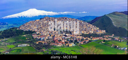 Beeindruckende Gangi Dorf, mit Etna Volcan, Sizilien, Italien. Stockfoto