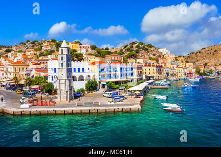 Schöne Symi und Blick auf das Dorf mit traditionellen Häusern und Meer, Dodekanes Insel, Griechenland. Stockfoto