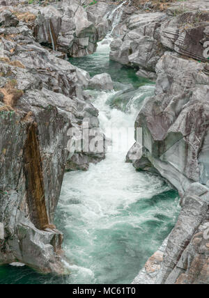 Fantastische Aussicht auf den Berg river Carving ist Weg durch eine wilde felsige Schlucht Stockfoto