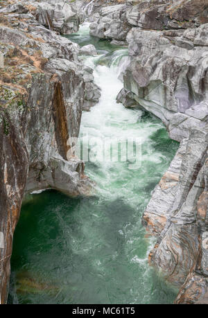 Fantastische Aussicht auf den Berg river Carving ist Weg durch eine wilde felsige Schlucht Stockfoto