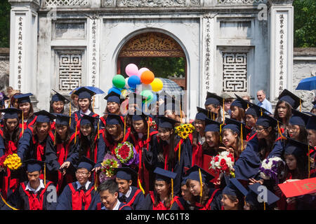 Studenten ihren Abschluss feiern am Eingang zum Tempel der Literatur, Hanoi, Vietnam Stockfoto