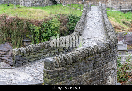 Nahaufnahme Blick auf historische Steinbrücke aus römischer Zeit in einem abgelegenen Bergtal Stockfoto