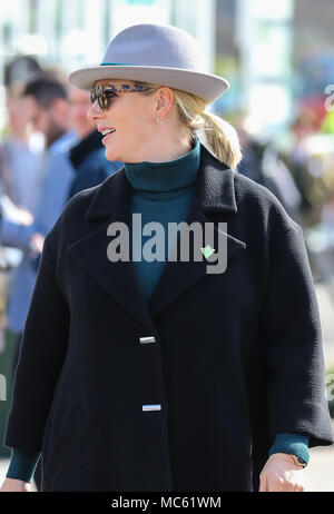 Cheltenham Festival 2018 - Tag 1 - Zara Tindall kommt für die Eröffnung des Festivals eine Paul Costello Handtasche mit: Zara Tindall, Zara Phillips Wo: Cheltenham, Großbritannien Wann: 13 Mar 2018 Credit: John rainford/WENN.com Stockfoto