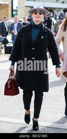 Cheltenham Festival 2018 - Tag 1 - Zara Tindall kommt für die Eröffnung des Festivals eine Paul Costello Handtasche mit: Zara Tindall, Zara Phillips Wo: Cheltenham, Großbritannien Wann: 13 Mar 2018 Credit: John rainford/WENN.com Stockfoto