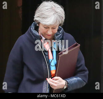 Der britische Premierminister Theresa May Blätter Nr. 10 Downing Street die Feder Erklärung zu besuchen. Mit dabei: Der britische Premierminister Theresa May Wo: London, Großbritannien Wann: 13 Mar 2018 Credit: Dinendra Haria/WANN Stockfoto