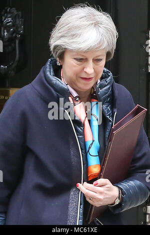 Der britische Premierminister Theresa May Blätter Nr. 10 Downing Street die Feder Erklärung zu besuchen. Mit dabei: Der britische Premierminister Theresa May Wo: London, Großbritannien Wann: 13 Mar 2018 Credit: Dinendra Haria/WANN Stockfoto