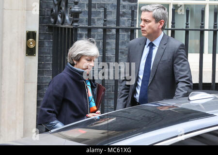 Der britische Premierminister Theresa May Blätter Nr. 10 Downing Street die Feder Erklärung zu besuchen. Mit dabei: Der britische Premierminister Theresa May Wo: London, Großbritannien Wann: 13 Mar 2018 Credit: Dinendra Haria/WANN Stockfoto
