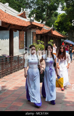 Mädchen in traditionellen Au Dai im dritten Hof der Tempel der Literatur, Hanoi, Vietnam Stockfoto