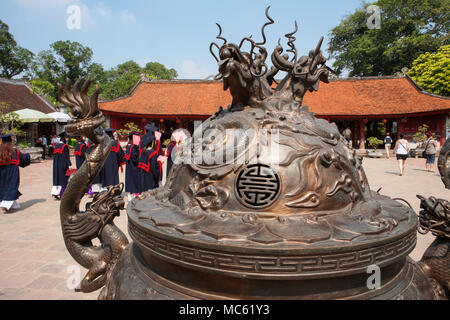 Große Bronze Schiff im vierten Hof der Tempel der Literatur, Hanoi, Vietnam Stockfoto