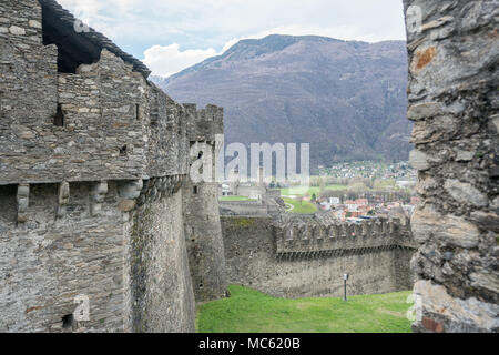 Alte Burg und Festung in der alpinen Stadt Bellinzona im Tessin. Stockfoto