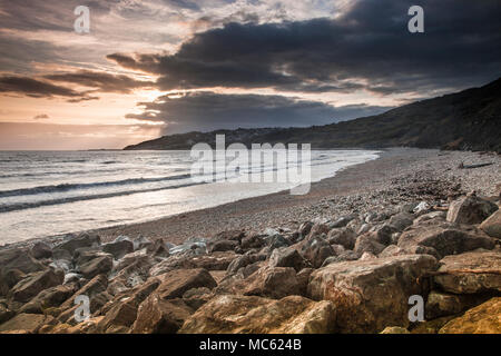 Sonnenuntergang auf Charmouth Beach in Lyme Regis. Stockfoto