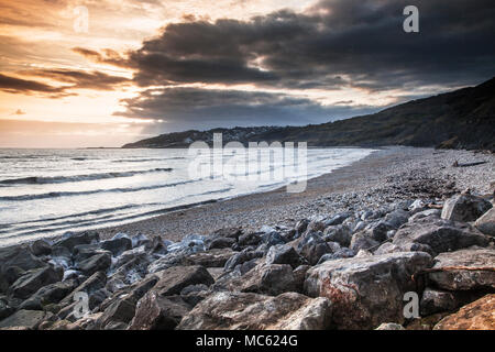 Sonnenuntergang auf Charmouth Beach in Lyme Regis. Stockfoto