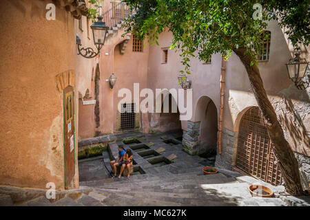 Lavatoio Medievale (mittelalterliche Waschhaus) in Cefalu, Sizilien, Italien. Im 16. Jahrhundert erbaut und 1991 restauriert. Stockfoto