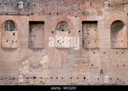 Ein Teil der Mauer mit quadratischen und gewölbten Nischen aus dem alten Palast Ruinen auf Palatin, Rom, Italien. Stockfoto