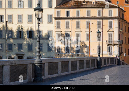 Ponte Sisto ist eine Brücke im historischen Zentrum von Rom, zwischen 1473-79 Es überspannt den Fluss Tiber errichtet. Es verbindet die Via dei Pettinari im Stadtteil von Regol Stockfoto