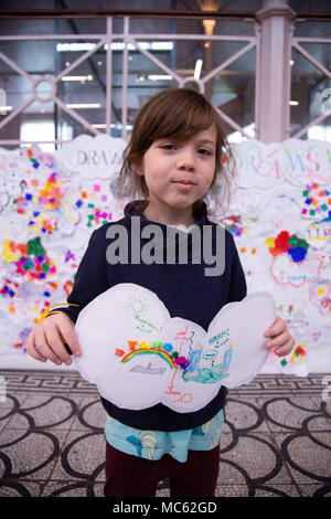 Kind bis Zeichnung von ihr Träume vor der Traum Zeichnung anzeigen Stockfoto