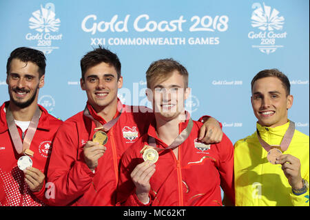 England England's Jack Lacher (Mitte links) und Chris Mears feiern mit ihren Goldmedaillen auf dem Podium, mit silbernen Medaillengewinner von Kanada Francois Imbeau-Dulac (links) und Australiens Domonic Bedggood nach den Herren Synchronisiert 3m Sprungbrett an der Optus Aquatic Center bei Tag neun der Commonwealth Games 2018 in der Gold Coast, Australien. Stockfoto