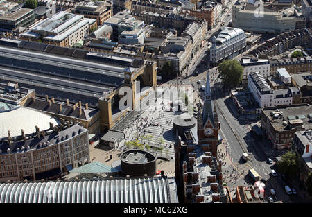 Luftaufnahme der Pendler und Leute ausserhalb von London St Pancras & Stationen Kings Cross, London Stockfoto