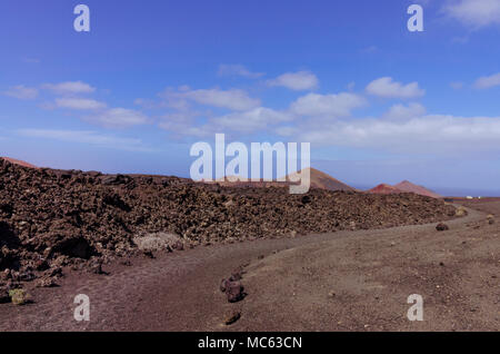 Vulkane in der Nähe des trekking Route im Nationalpark Timanfaya auf Lanzarote, Kanarische Inseln, Spanien Stockfoto