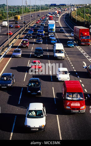 Stau Autobahn M25, Ausfahrt 12, London, England, UK, GB. Stockfoto