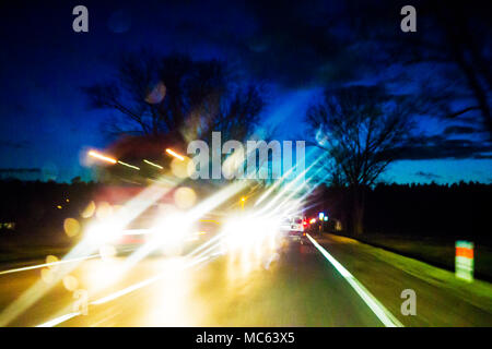 Verkehr der Autos in der Nacht verregnete Straße. In der Nacht, während Sie für das Konzept der Auto Unfallgefahr. Stockfoto