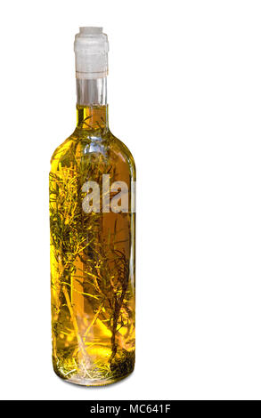 Flasche Olivenöl mit Kräutern auf weißem Hintergrund. Stockfoto