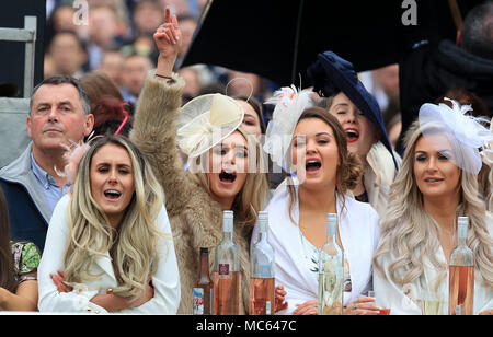 Racegoers während Damen Tag des 2018 Randox Gesundheit Grand National in Aintree Racecourse, Liverpool. Stockfoto