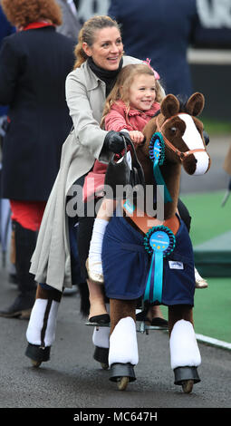 Racegoers während Damen Tag des 2018 Randox Gesundheit Grand National in Aintree Racecourse, Liverpool. Stockfoto