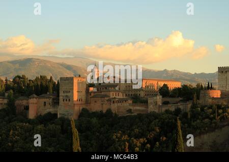 Der Turm von Comares und Charles V's Palace bei Sonnenuntergang vom Mirador de San Nicolas, Alhambra de Granada, Spanien Stockfoto